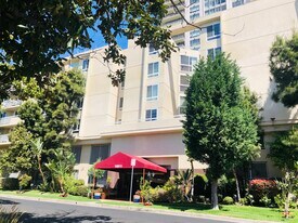 10811 Ashton Ave, Unit 107 in Los Angeles, CA - Building Photo