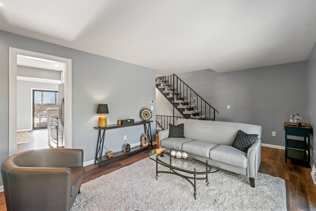 238 Woodbridge Dr in Pittsburgh, PA - Foto de edificio - Building Photo