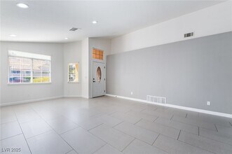 9216 Sun Rose Ave in Las Vegas, NV - Building Photo - Building Photo