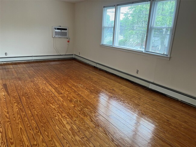54 Hickory Rd in Port Washington, NY - Building Photo - Building Photo