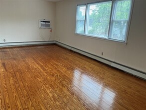 54 Hickory Rd in Port Washington, NY - Building Photo - Building Photo