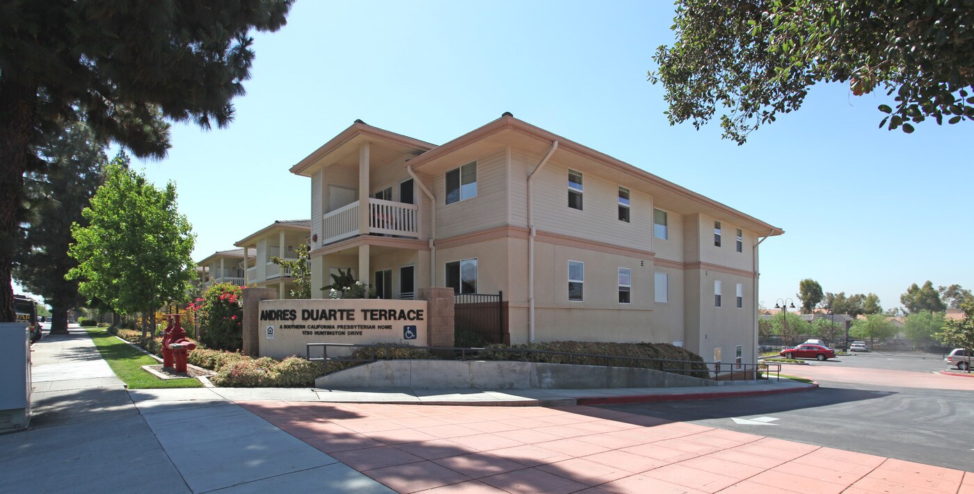 Andres Duarte Terrace in Duarte, CA - Foto de edificio