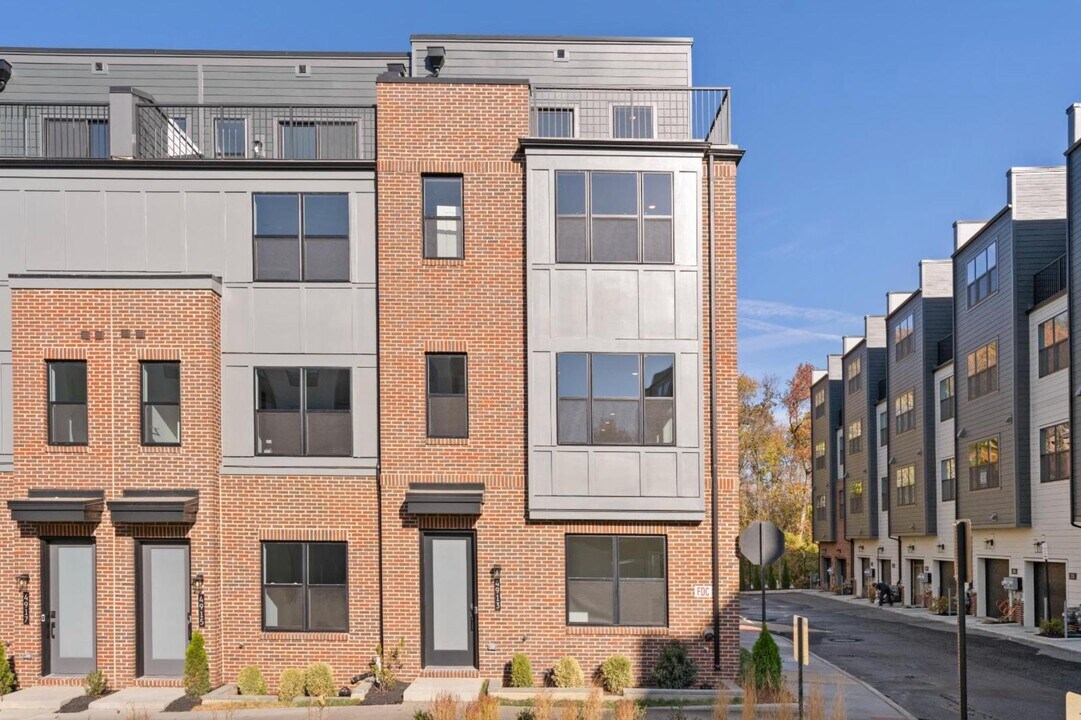 4913 Churchill Mews in Alexandria, VA - Building Photo