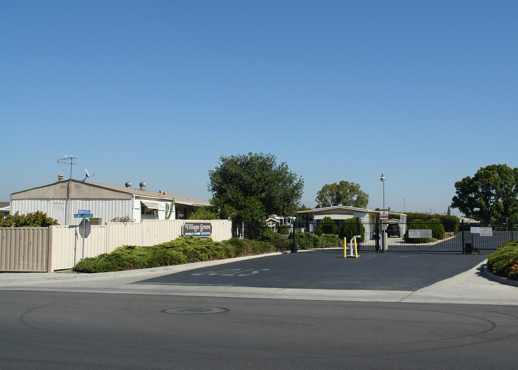 Village Grove Mobile Homes in Corona, CA - Foto de edificio