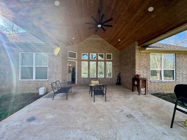 421 Mt Pleasant St in Pittsburg, TX - Building Photo - Building Photo