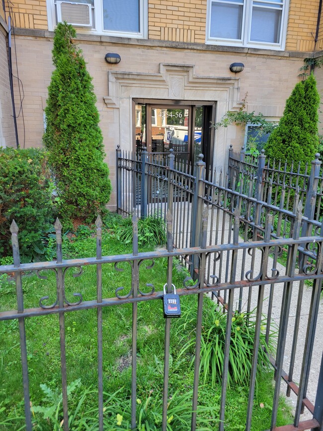 2835 W Cullom Ave, Unit 54-G in Chicago, IL - Building Photo - Building Photo