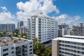 Bayview Plaza in Miami Beach, FL - Foto de edificio - Building Photo