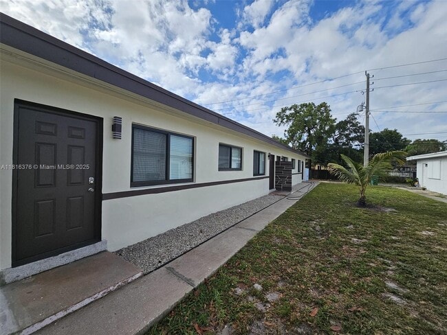 1020 Opa-locka Blvd in Opa Locka, FL - Foto de edificio - Building Photo