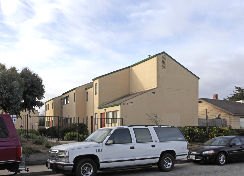 956-966 Trinity Ave in Seaside, CA - Building Photo