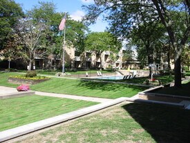 4909 Crooks Rd, Unit C2 in Royal Oak, MI - Building Photo