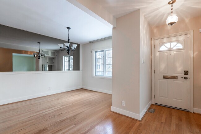 24 Douglas Crescent in Toronto, ON - Building Photo - Building Photo