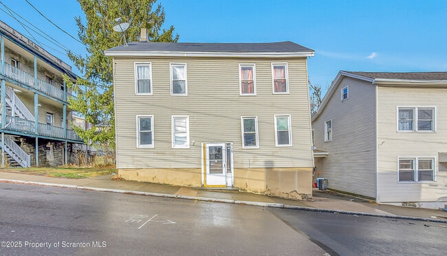 property at 916 W Linden St