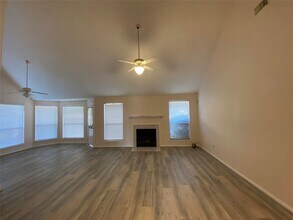 215 W New Meadows Dr in Sugar Land, TX - Building Photo - Building Photo