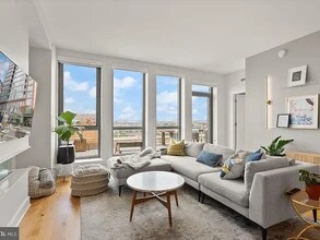 1211 Van St SE, Unit PH 13B in Washington, DC - Foto de edificio - Building Photo