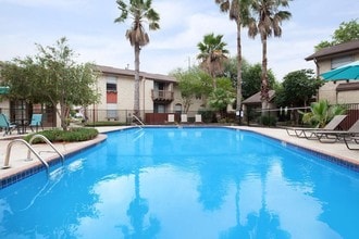 Forest Oaks in San Antonio, TX - Foto de edificio - Building Photo