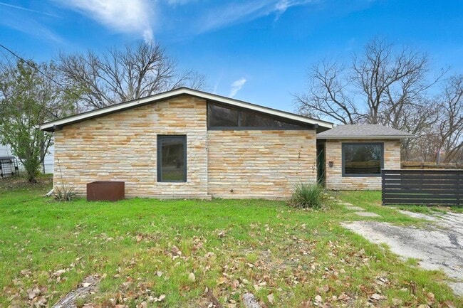 2903 Pecan Cir in Austin, TX - Building Photo - Building Photo