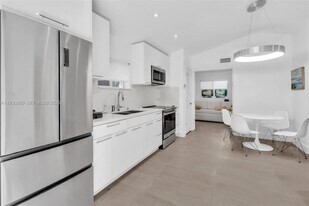 836 W 40th St in Miami Beach, FL - Building Photo