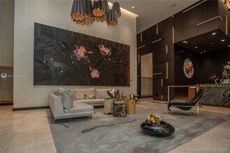 45 SW 9th St, Unit 1810 in Miami, FL - Building Photo - Building Photo