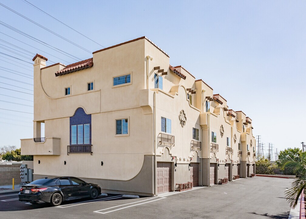 Presidio Townhomes in Anaheim, CA - Foto de edificio