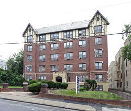 The Majestic in Orange, NJ - Foto de edificio - Building Photo