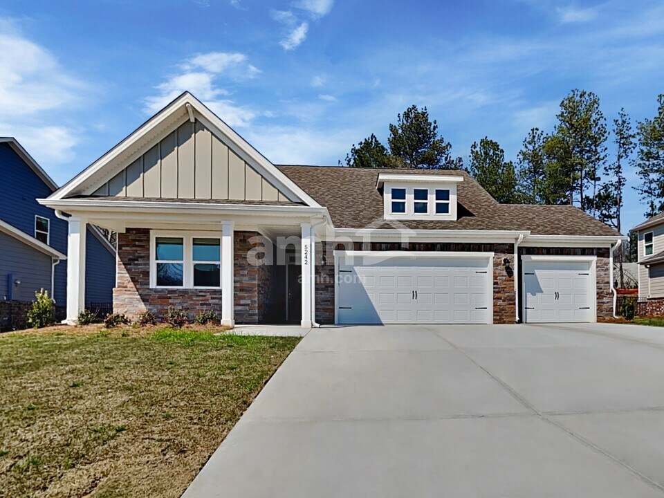 5242 Blue Mountain Dr in Auburn, GA - Foto de edificio