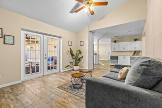 9444 Laura Anne Dr in Seminole, FL - Building Photo - Building Photo