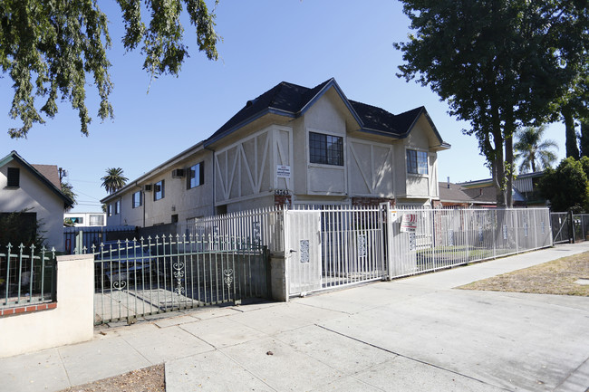 14743 Sylvan St in Van Nuys, CA - Building Photo - Building Photo