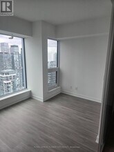 8 Wellesley St W in Toronto, ON - Building Photo - Building Photo