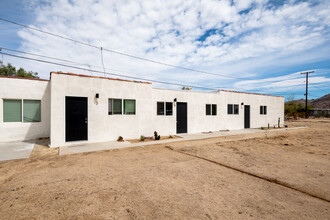 6563 Oasis Ave in Twentynine Palms, CA - Building Photo - Primary Photo