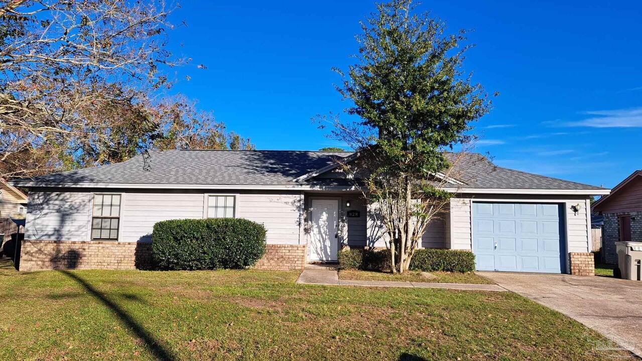 828 Lavon Dr in Pensacola, FL - Building Photo