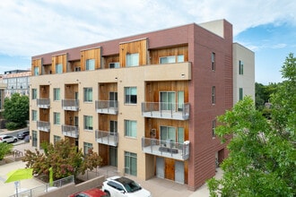 Garden Court at Yale Station in Denver, CO - Foto de edificio - Building Photo