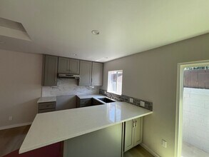 617 W 51st St in Los Angeles, CA - Building Photo - Building Photo