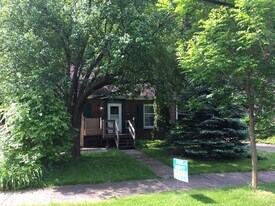 1374 Bryden Dr in Akron, OH - Building Photo