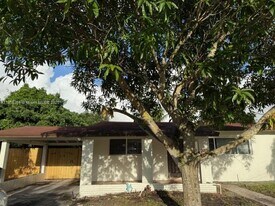 828 Fairway Dr in Plantation, FL - Building Photo