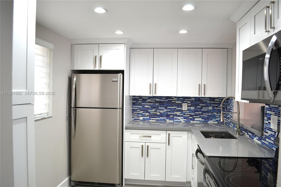 8045 SW 107th Ave in Miami, FL - Building Photo