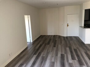 1200 Mansfield N Ave, Unit 406 in Los Angeles, CA - Building Photo - Building Photo