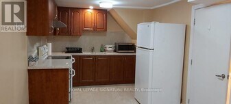 60 Hazelmere Dr in Richmond Hill, ON - Building Photo