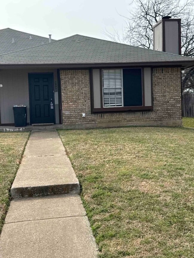 property at 3332 Heritage Ln