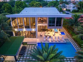 521 Holiday Dr in Hallandale Beach, FL - Building Photo - Building Photo