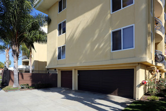 Beach Club Apartments in San Diego, CA - Building Photo - Building Photo