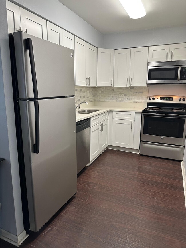 property at 3825 N Pine Grove Ave