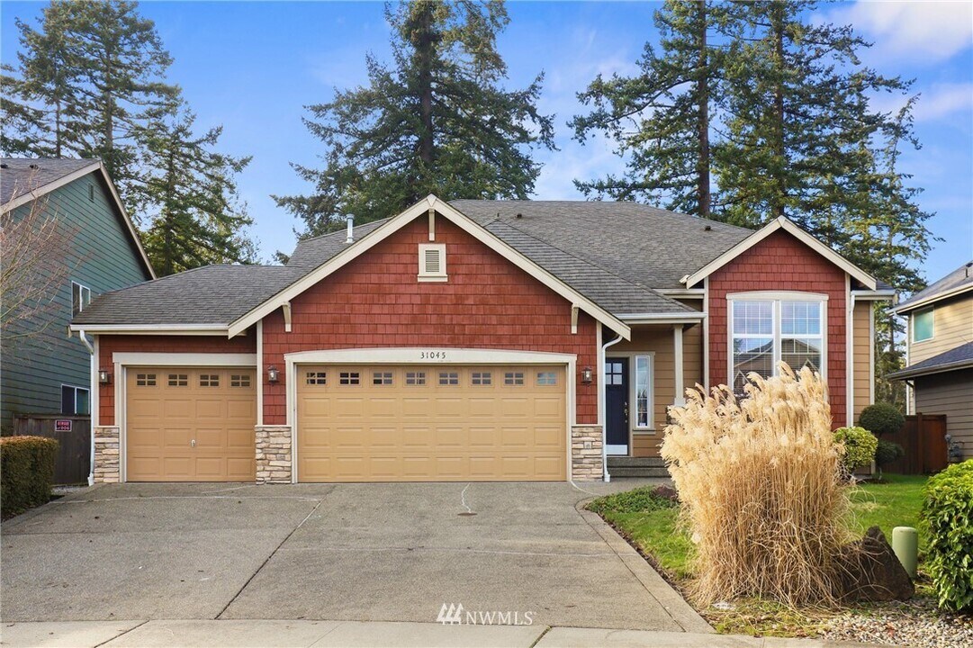 31045 2nd Pl SW in Federal Way, WA - Foto de edificio