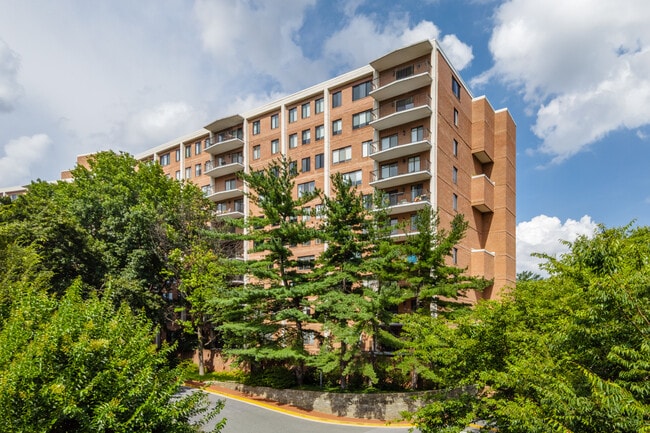 Sutton Towers Condominiums in Washington, DC - Building Photo - Building Photo