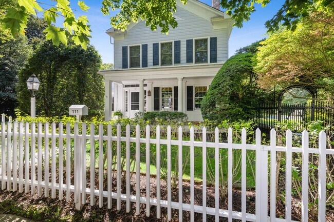 111 S Main St in Southampton, NY - Building Photo - Building Photo