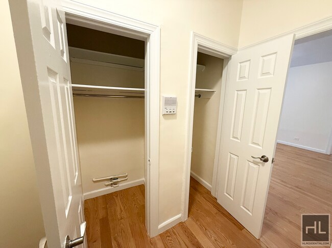 218 W 10th St in New York, NY - Building Photo - Building Photo