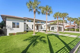 5129 W Neptune Way in Tampa, FL - Foto de edificio - Building Photo