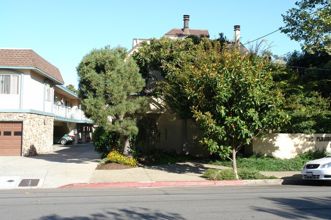 1210 Floribunda Ave in Burlingame, CA - Foto de edificio - Building Photo