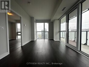 430-4430 Square One Dr in Mississauga, ON - Building Photo - Building Photo