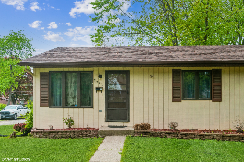 2210 Gabriel Ave in Zion, IL - Foto de edificio