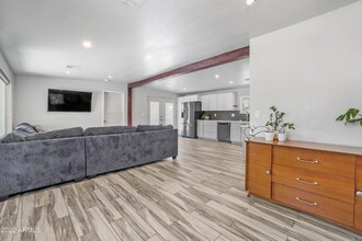 1319 E Orangewood Ave in Phoenix, AZ - Foto de edificio - Building Photo